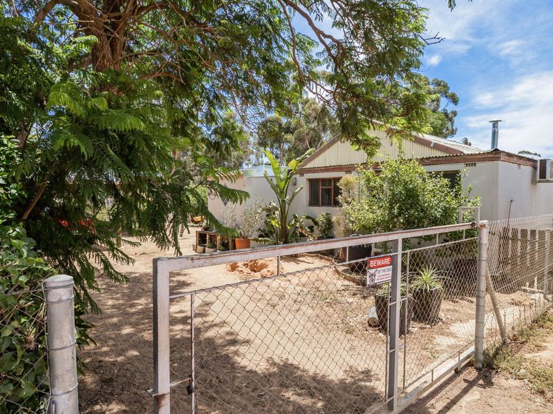 Stunning Property with 2 houses, flat and borehole. - Photo 3