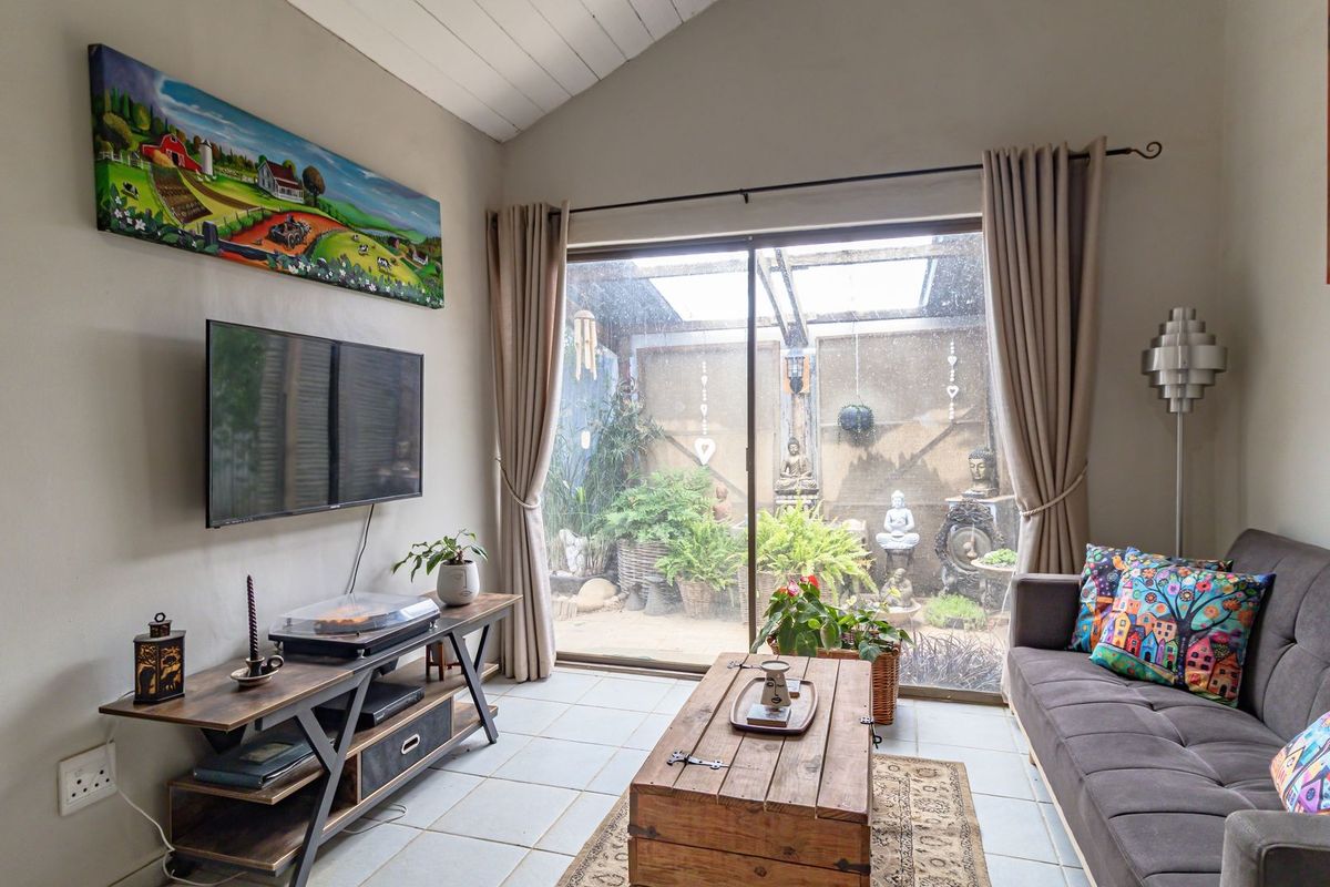 Stunning Property with 2 houses, flat and borehole. - Photo 4