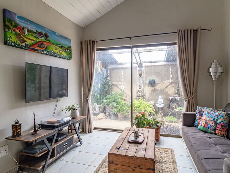 Stunning Property with 2 houses, flat and borehole. - Photo 4