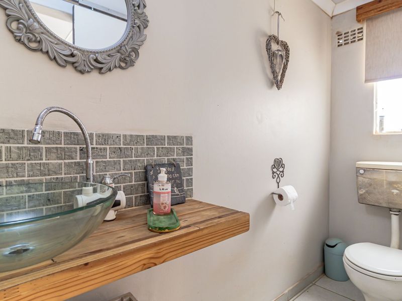 Stunning Property with 2 houses, flat and borehole. - Photo 10