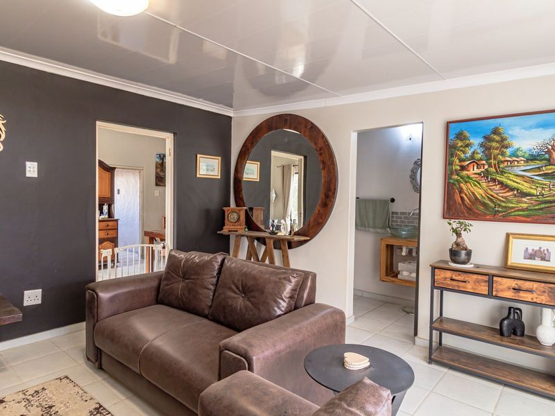 Stunning Property with 2 houses, flat and borehole. - Photo 9