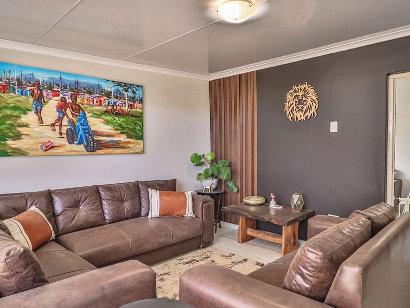 Stunning Property with 2 houses, flat and borehole. - Photo 8