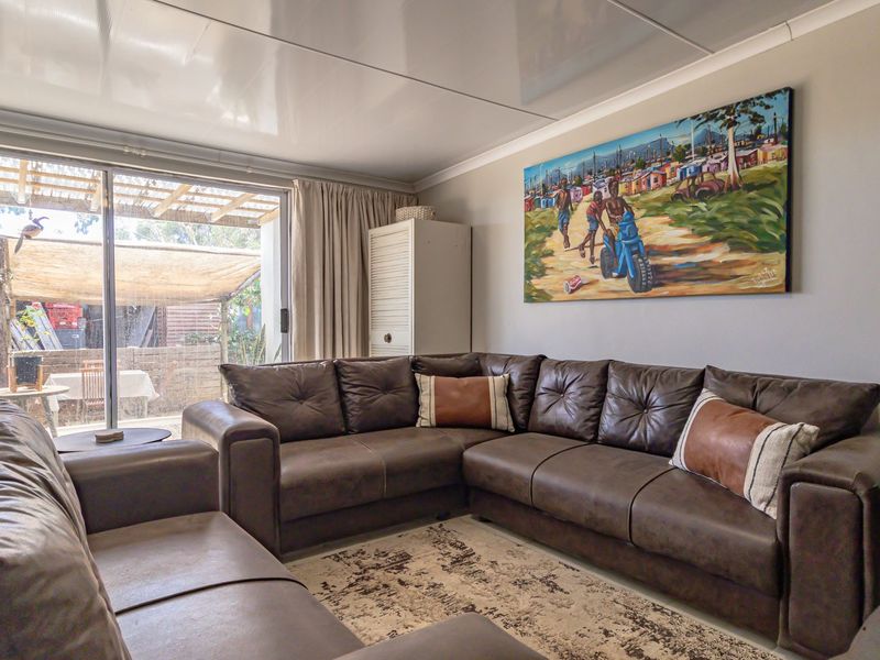 Stunning Property with 2 houses, flat and borehole. - Photo 7