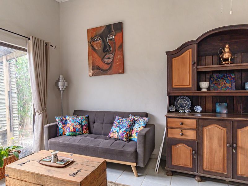 Stunning Property with 2 houses, flat and borehole. - Photo 5