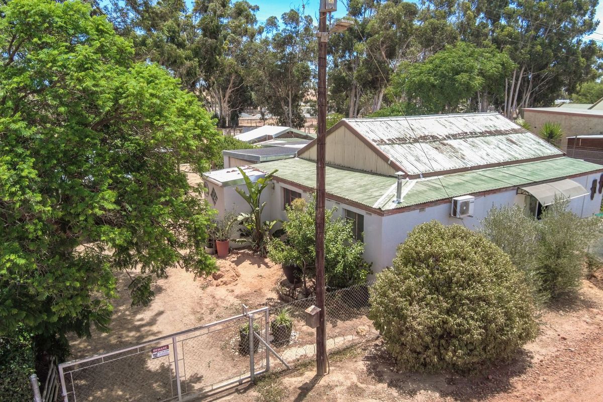 Stunning Property with 2 houses, flat and borehole. - Photo 2