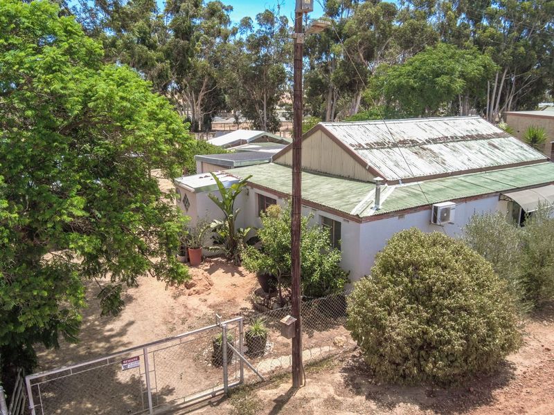 Stunning Property with 2 houses, flat and borehole. - Photo 2