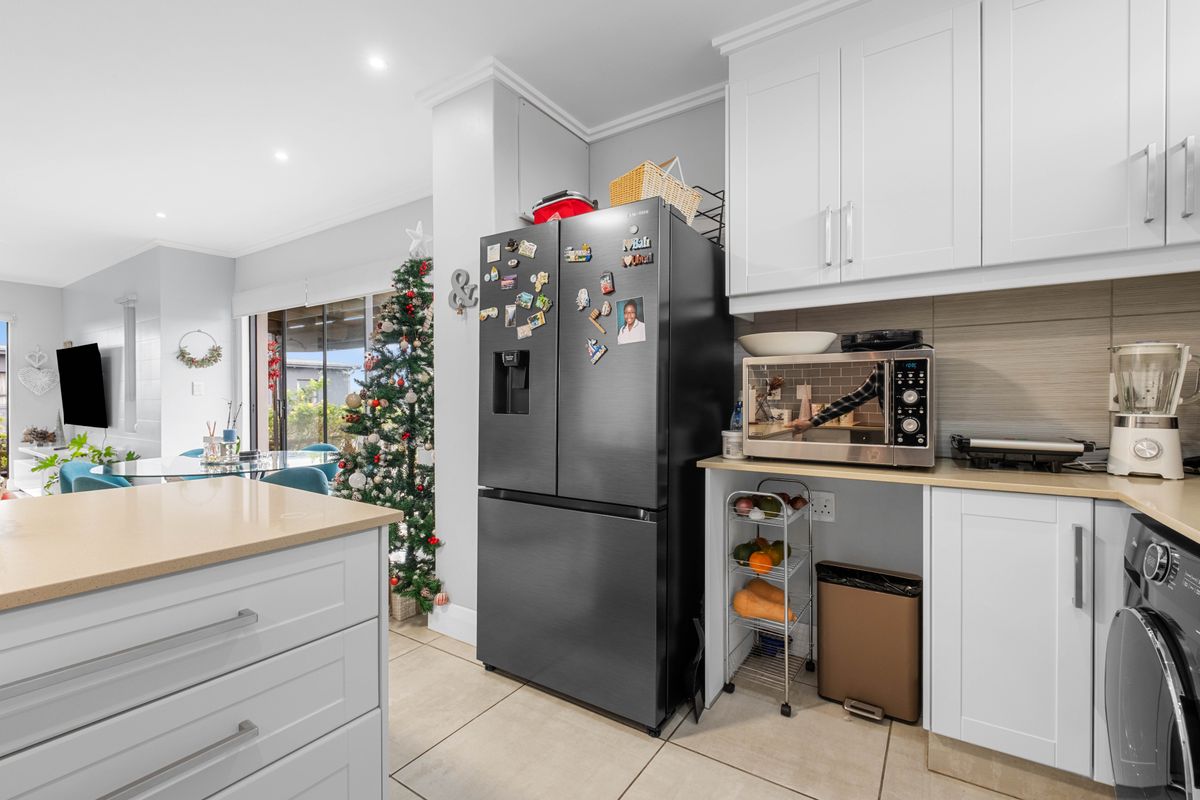 Modern 2-Bedroom Apartment – Palm Lakes Estate - Photo 4