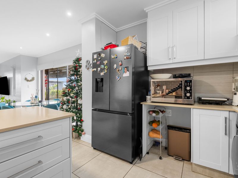 Modern 2-Bedroom Apartment – Palm Lakes Estate - Photo 4