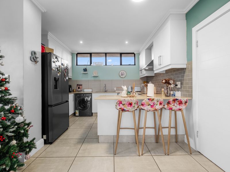 Modern 2-Bedroom Apartment – Palm Lakes Estate - Photo 5