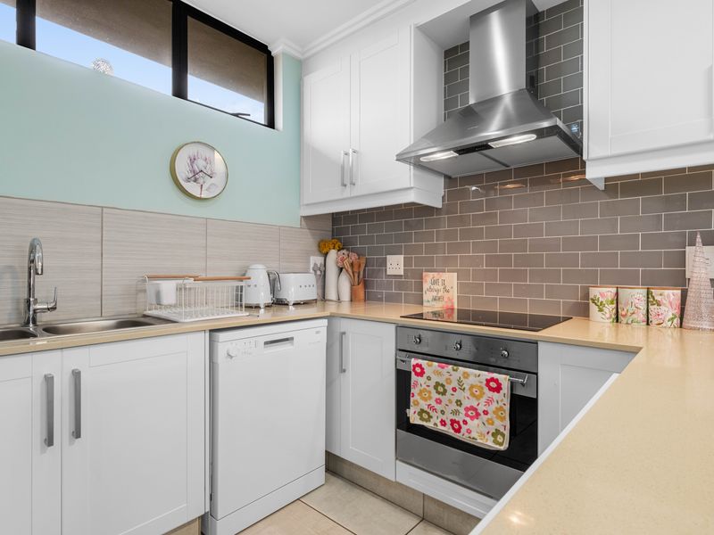 Modern 2-Bedroom Apartment – Palm Lakes Estate - Photo 3