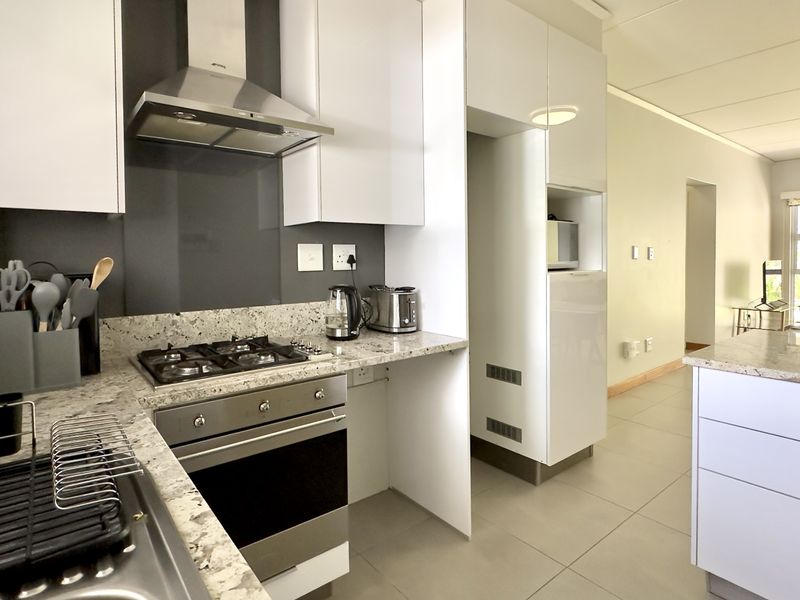Fully Furnished 2-Bedroom Garden Apartment – Bryanston - Available Immediately - Photo 5