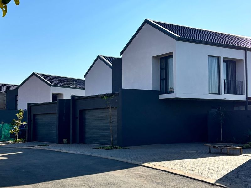 Modern 3-Bedroom Lock-Up-and-Go | Spacious & Stylish Living - Photo 2