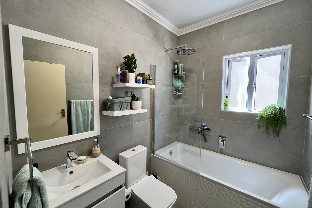 Perfectly located 2 bedroom apartment - Photo 2