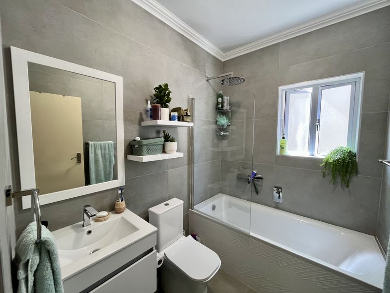 Perfectly located 2 bedroom apartment - Photo 2