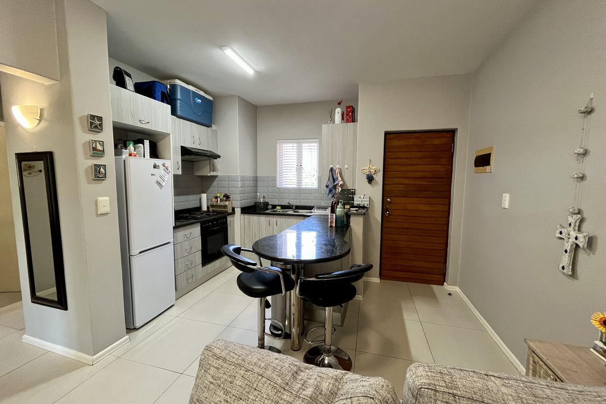 Perfectly located 2 bedroom apartment - Photo 3