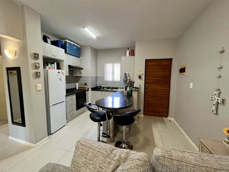 Perfectly located 2 bedroom apartment - Photo 3