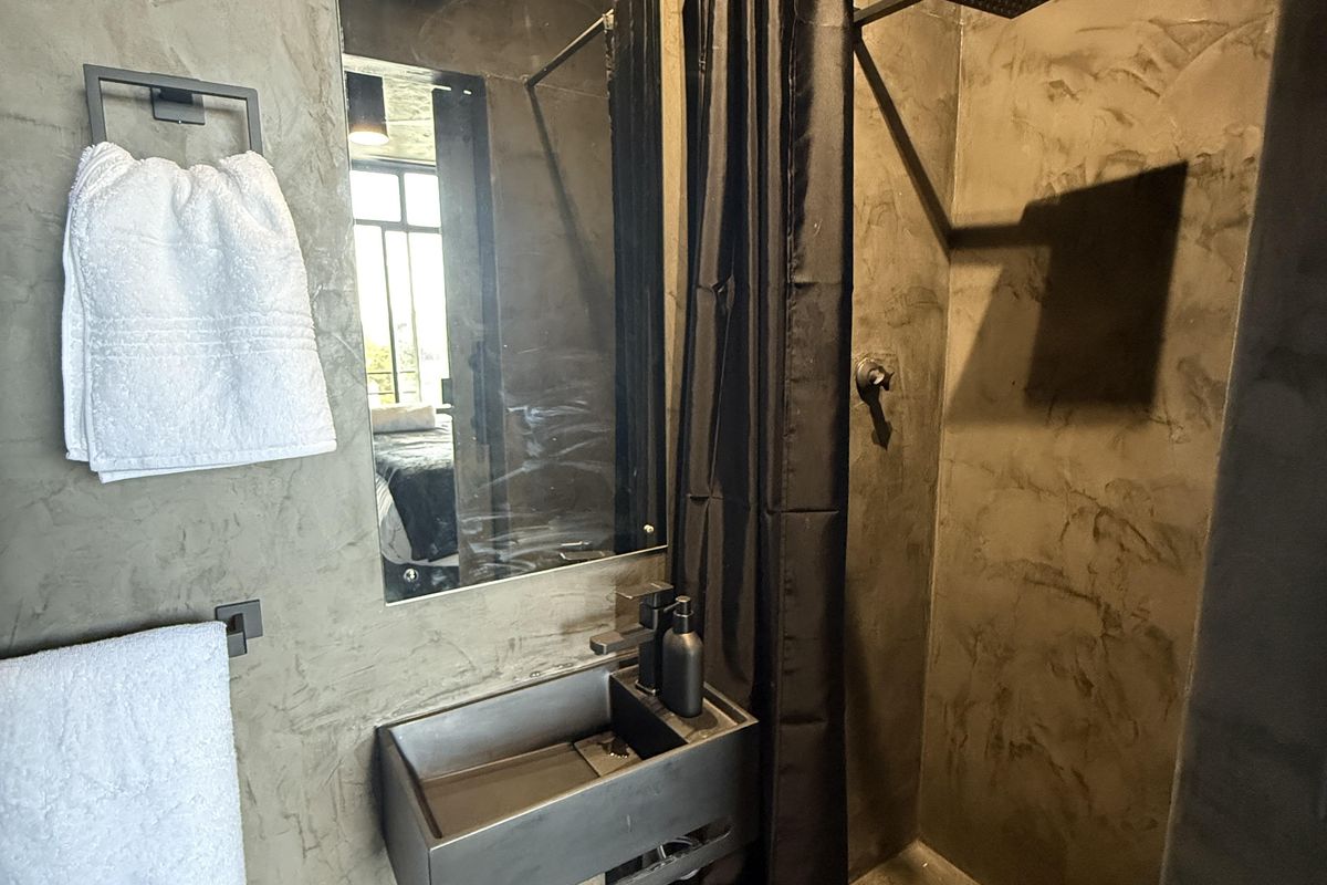 Trendy city studio selling fully furnished with air bnb profile - Photo 4