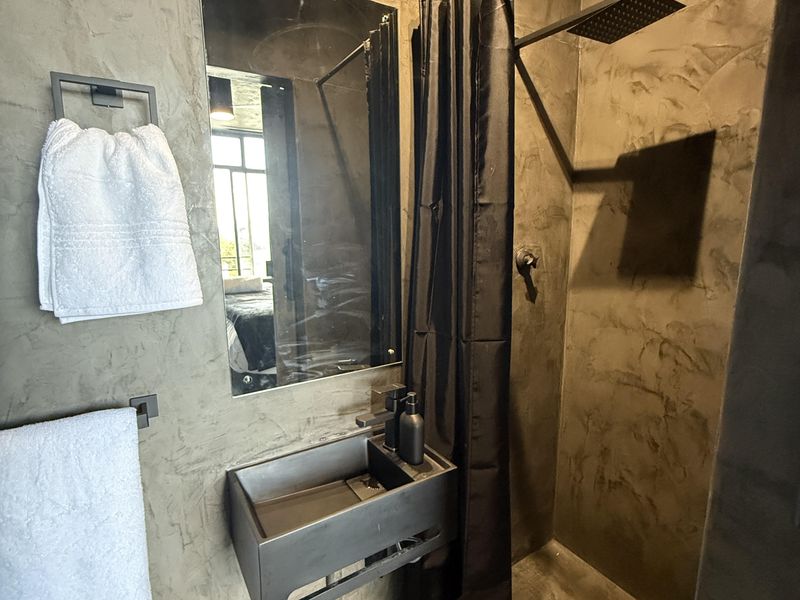 Trendy city studio selling fully furnished with air bnb profile - Photo 4