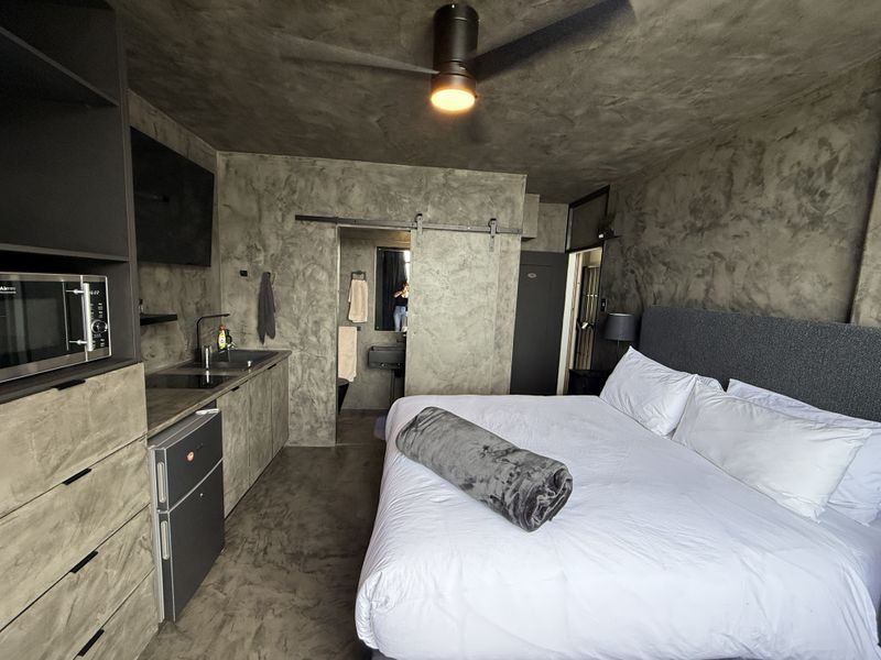 Trendy city studio selling fully furnished with air bnb profile - Photo 8