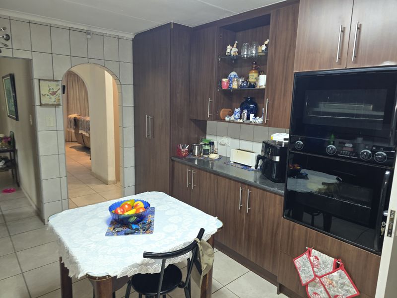 Stunning 4-Bedroom Managerial Property For Sale – Mooinooi - Photo 8