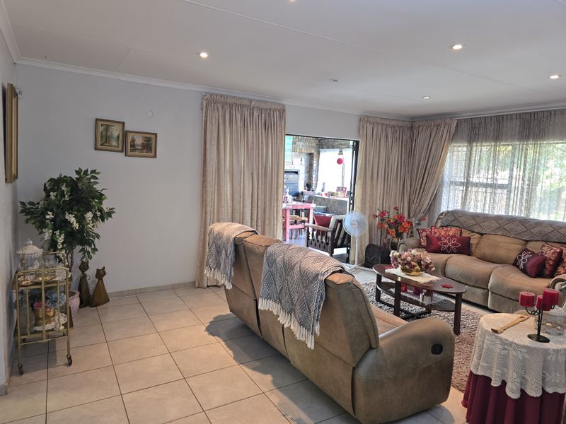 Stunning 4-Bedroom Managerial Property For Sale – Mooinooi - Photo 7