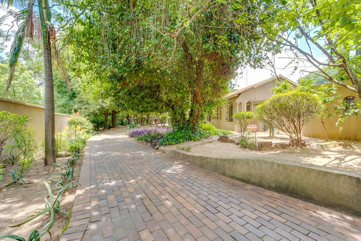 Exclusive Tuscan Bryanston Masterpiece: Resort-Style Villa with Income-Generating Potential - Photo 3