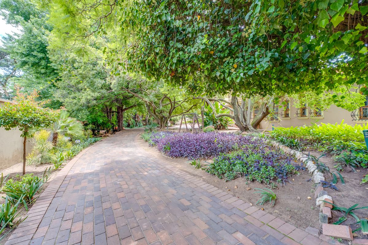 Exclusive Tuscan Bryanston Masterpiece: Resort-Style Villa with Income-Generating Potential - Photo 4