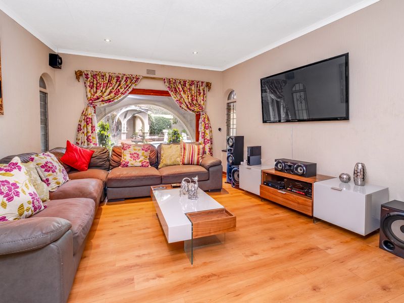 Exclusive Tuscan Bryanston Masterpiece: Resort-Style Villa with Income-Generating Potential - Photo 10