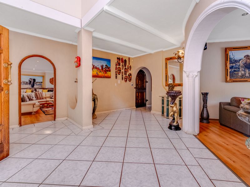 Exclusive Tuscan Bryanston Masterpiece: Resort-Style Villa with Income-Generating Potential - Photo 9