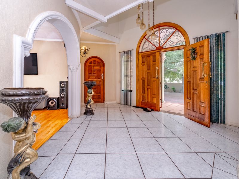 Exclusive Tuscan Bryanston Masterpiece: Resort-Style Villa with Income-Generating Potential - Photo 8