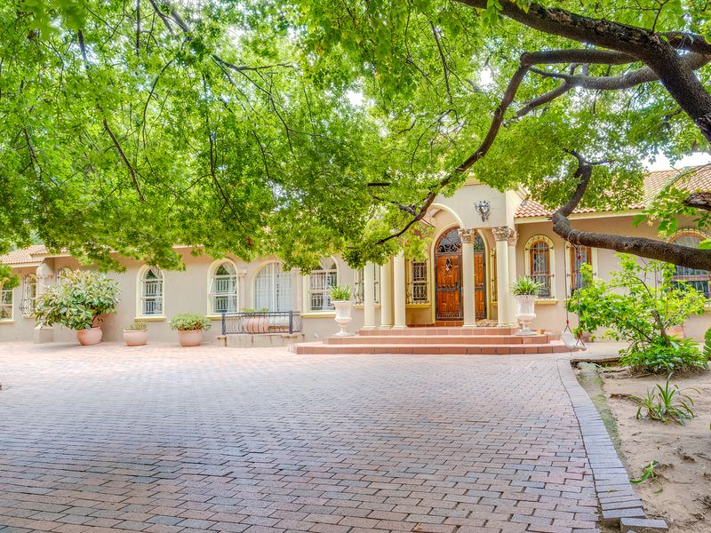 Exclusive Tuscan Bryanston Masterpiece: Resort-Style Villa with Income-Generating Potential - Photo 6