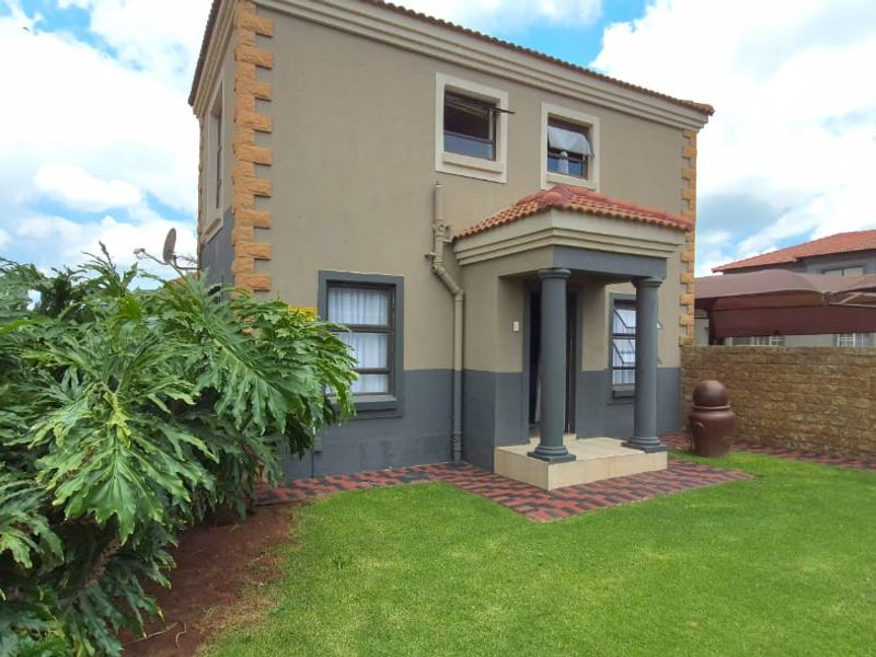 Gorgeous Double Story Property in Brakpan North - Photo 2