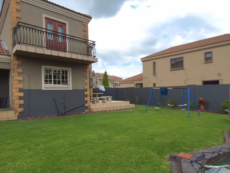 Gorgeous Double Story Property in Brakpan North - Photo 4