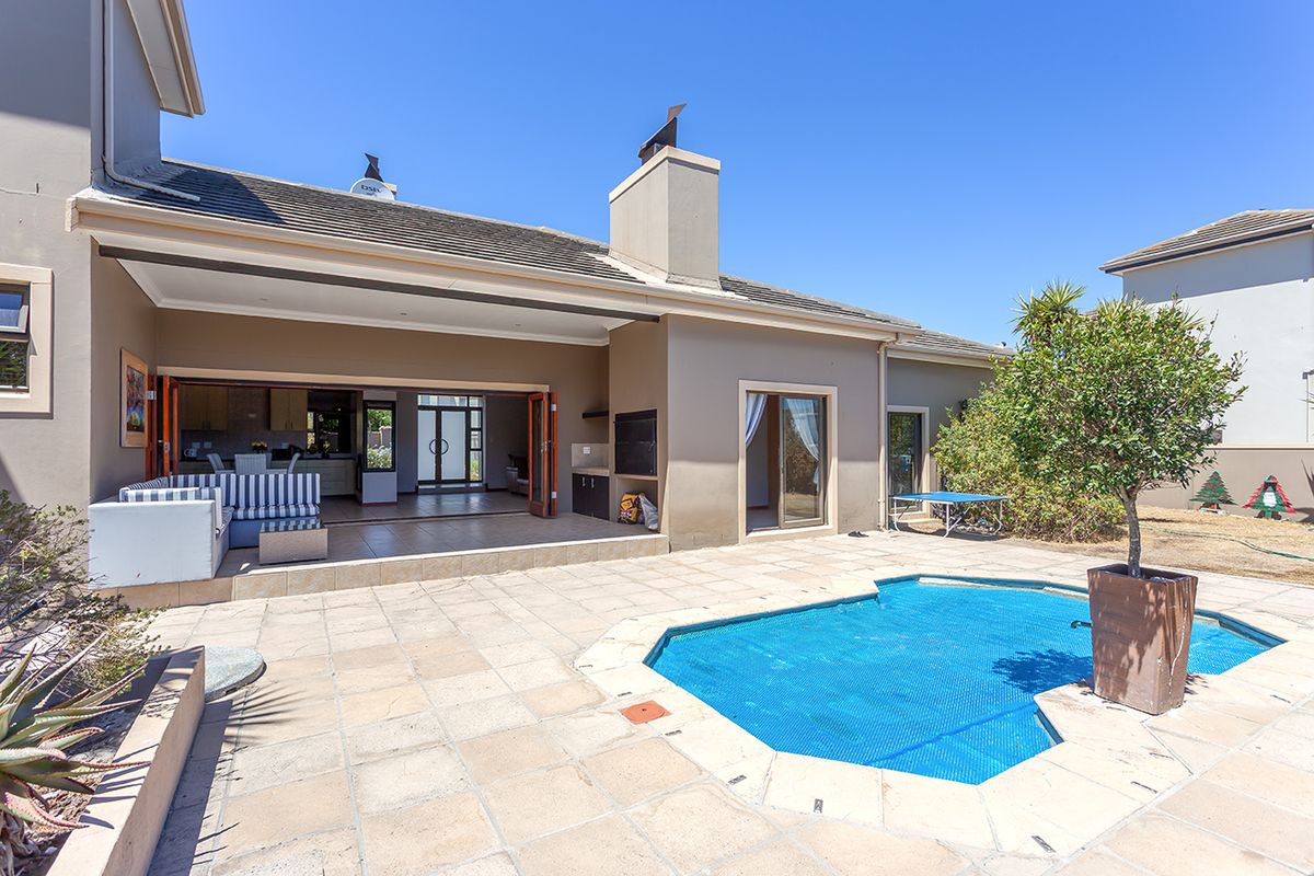 Lovely north-facing home in sought-after estate - Photo 5