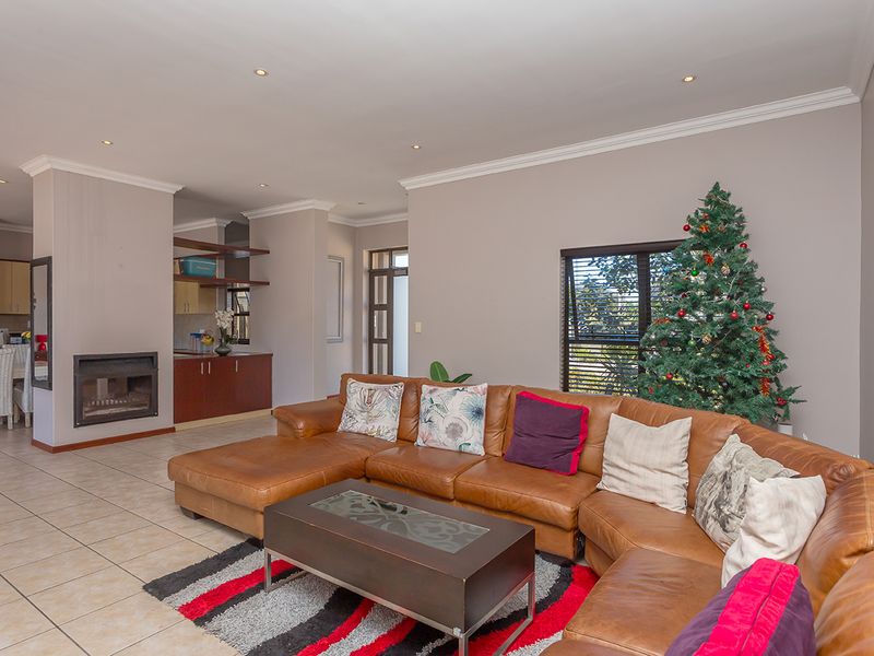 Lovely north-facing home in sought-after estate - Photo 10