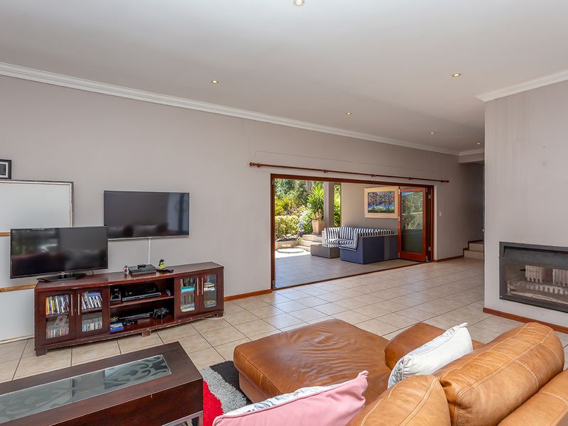 Lovely north-facing home in sought-after estate - Photo 9