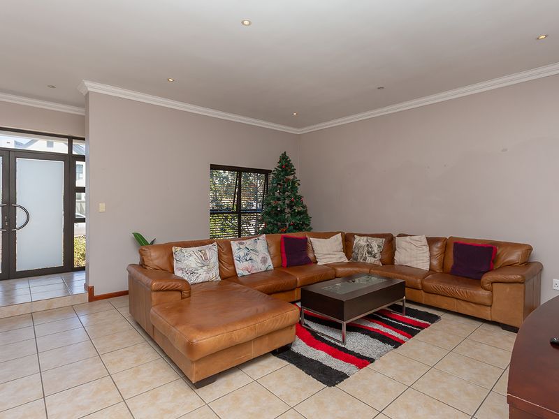 Lovely north-facing home in sought-after estate - Photo 8