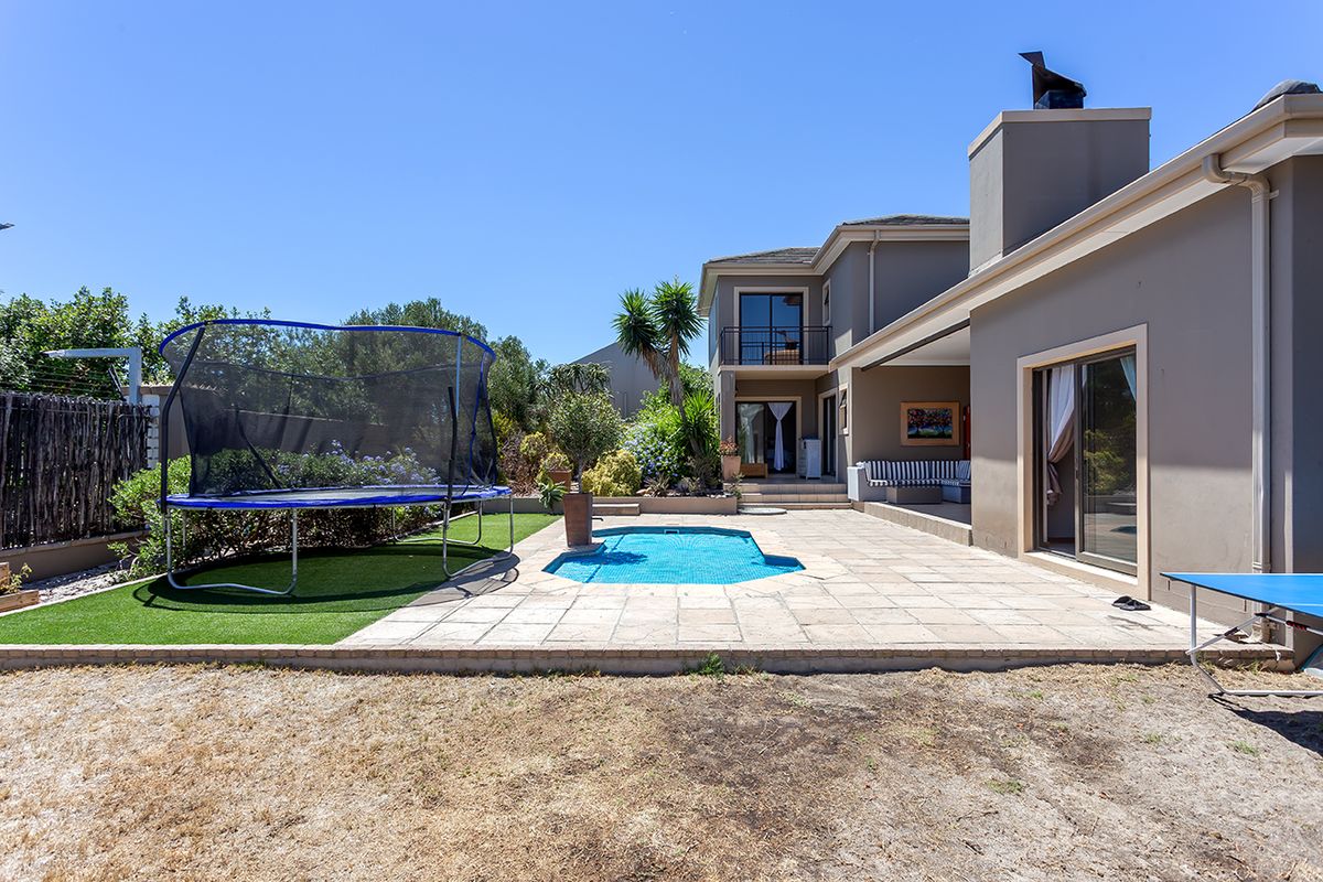 Lovely north-facing home in sought-after estate - Photo 4