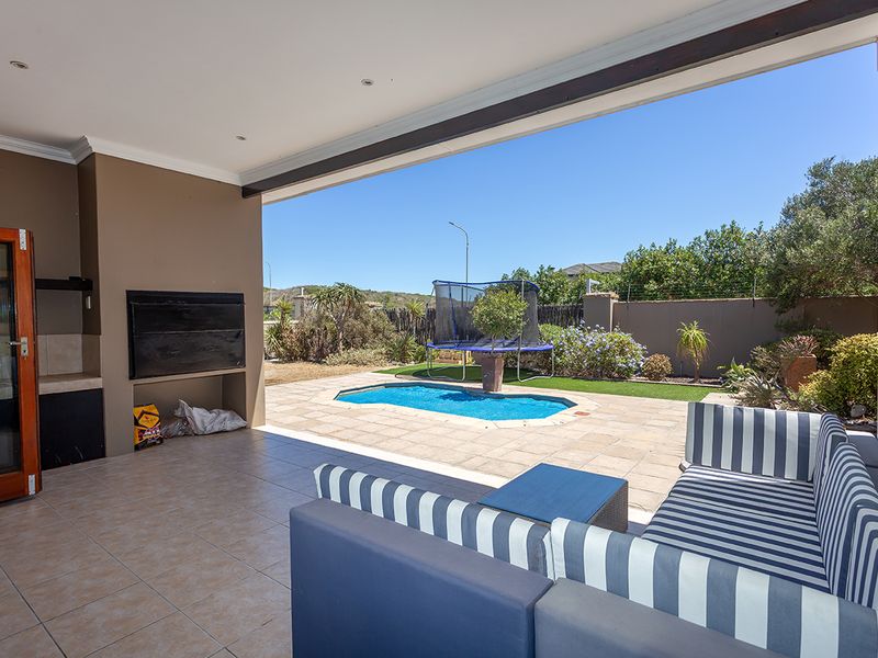 Lovely north-facing home in sought-after estate - Photo 6