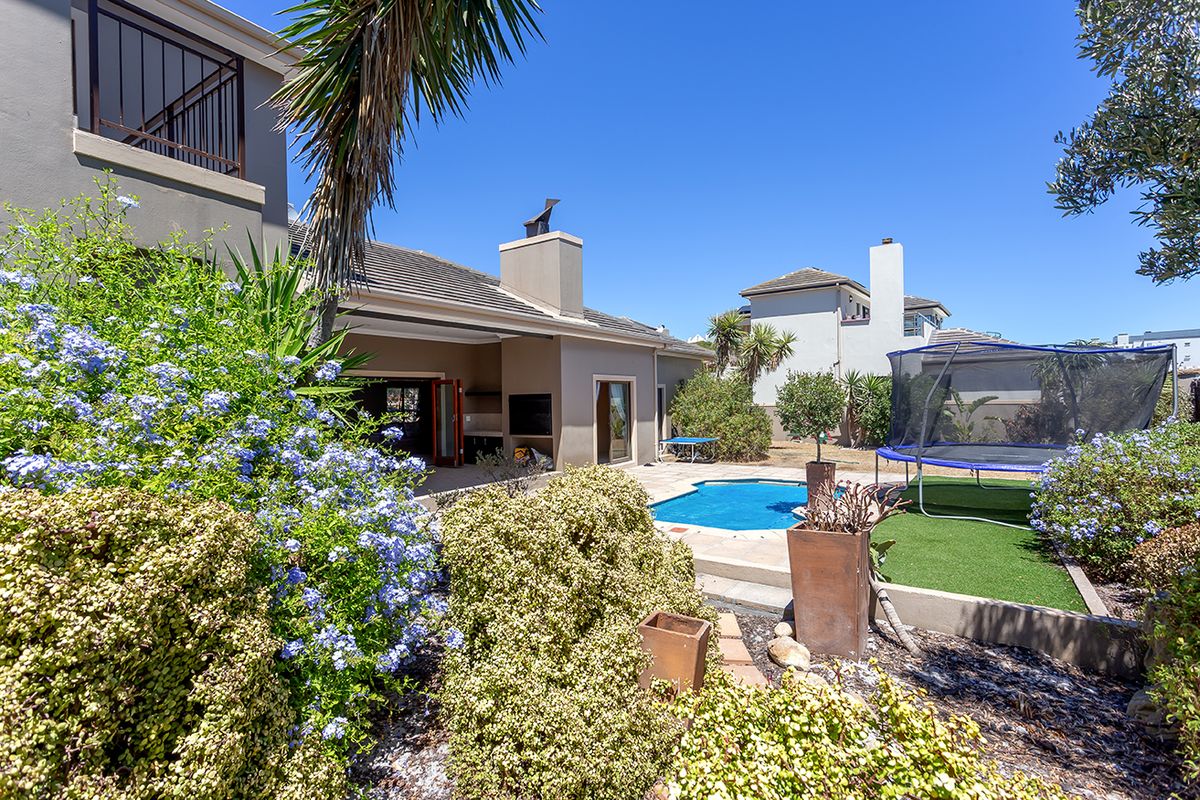 Lovely north-facing home in sought-after estate - Photo 2