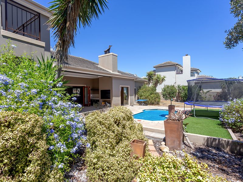 Lovely north-facing home in sought-after estate - Photo 2