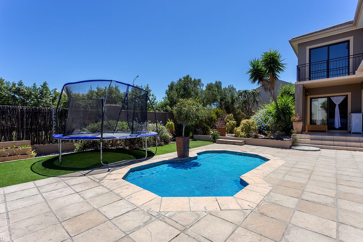 Lovely north-facing home in sought-after estate - Photo 3