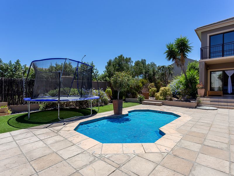 Lovely north-facing home in sought-after estate - Photo 3