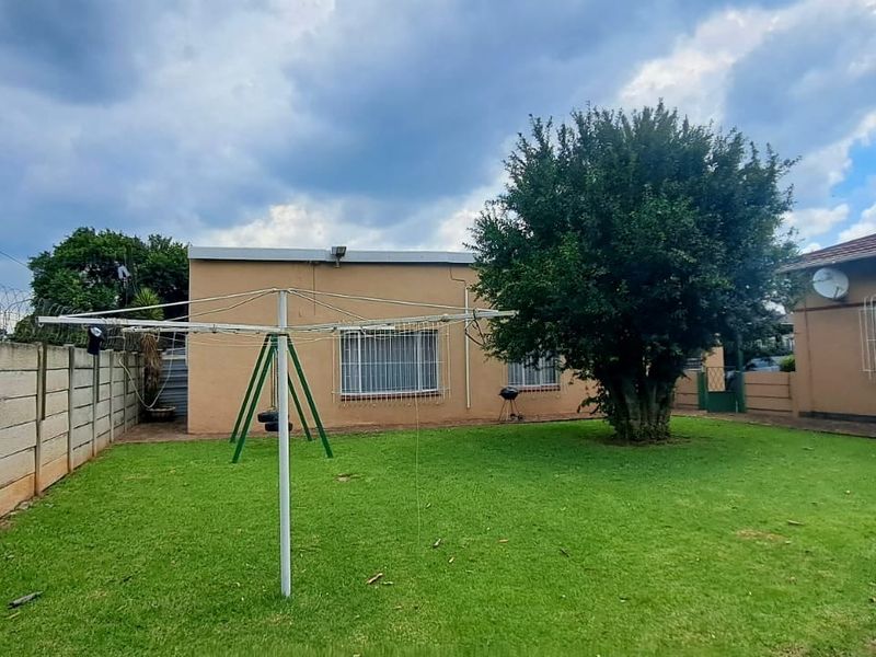 Beautiful Family Home - Photo 3