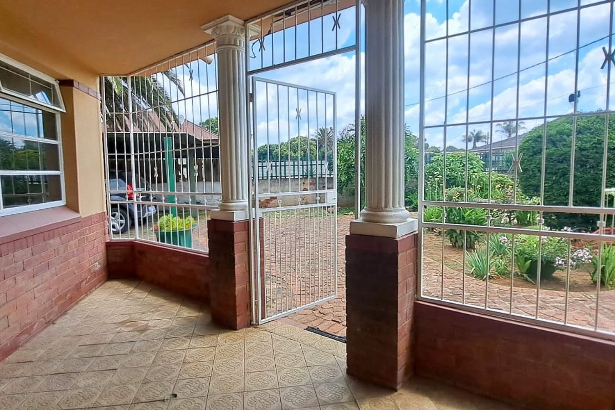 Beautiful Family Home - Photo 2