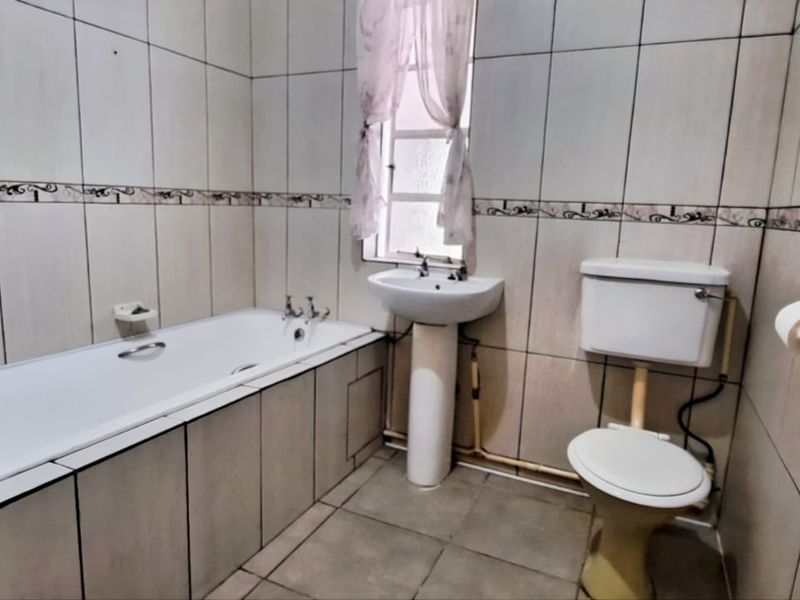 Beautiful Family Home - Photo 10