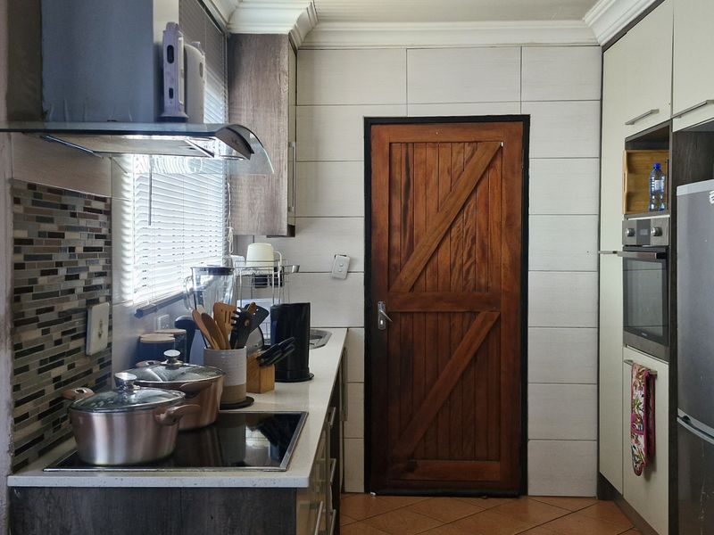 3 BEDROOM HOUSE FOR SALE IN MAHUBE VALLEY FOR R780  000 - Photo 6