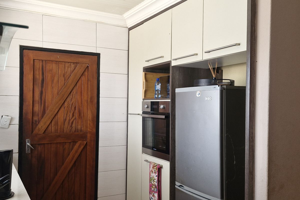 3 BEDROOM HOUSE FOR SALE IN MAHUBE VALLEY FOR R780  000 - Photo 4