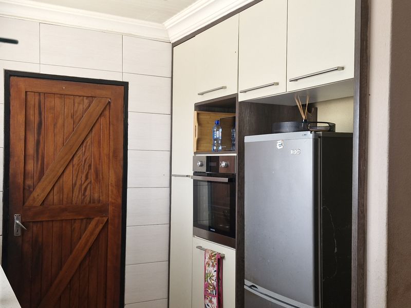 3 BEDROOM HOUSE FOR SALE IN MAHUBE VALLEY FOR R780  000 - Photo 4
