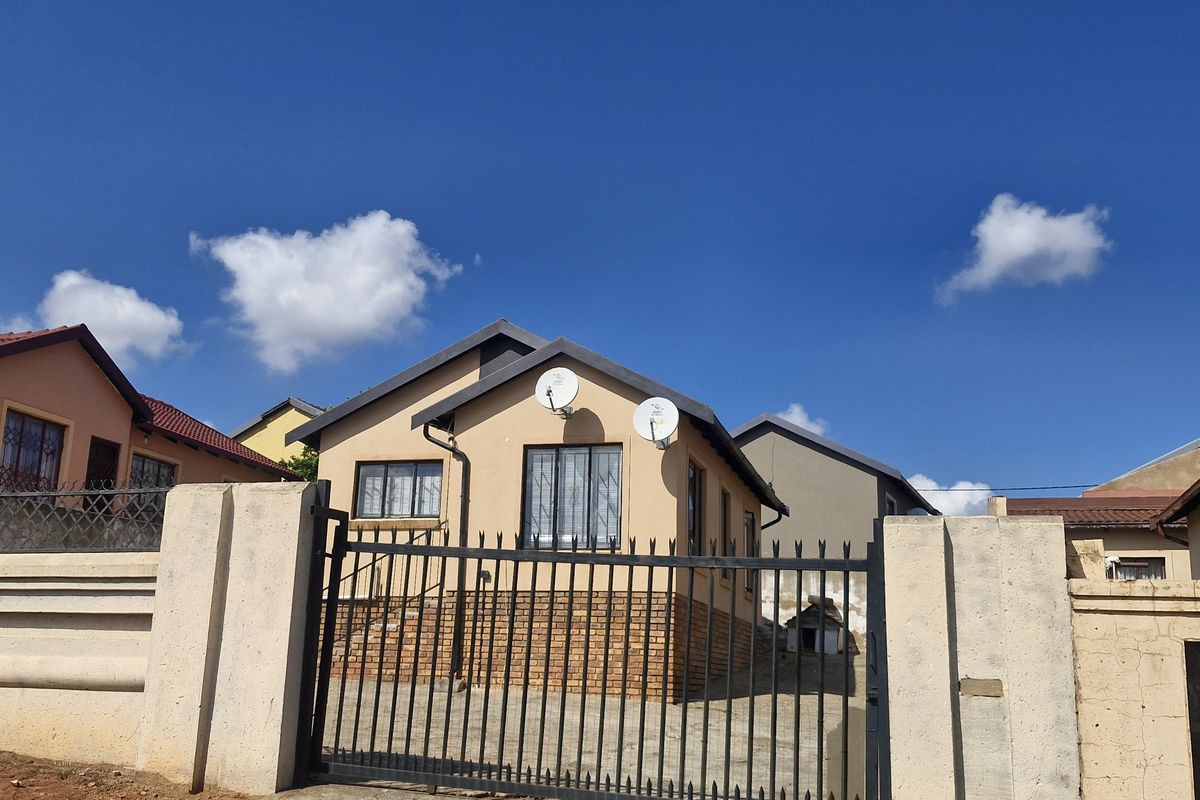 3 BEDROOM HOUSE FOR SALE IN MAHUBE VALLEY FOR R780  000 - Photo 2